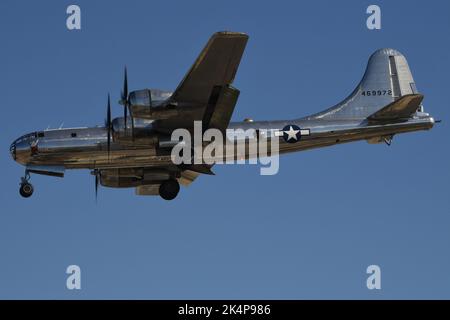 Boeing B-29 Superfortress „Doc“ landet auf dem Brown Field in San Diego, Kalifornien Stockfoto