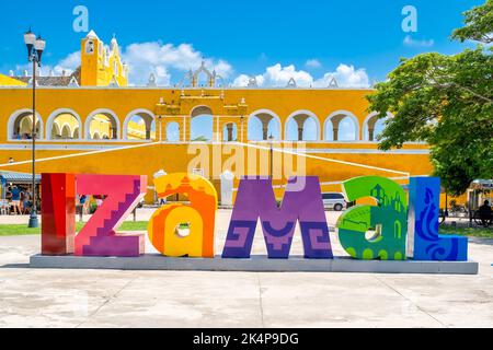 Melden Sie sich an der magischen Stadt Izamal in Yucatan, Mexiko Stockfoto