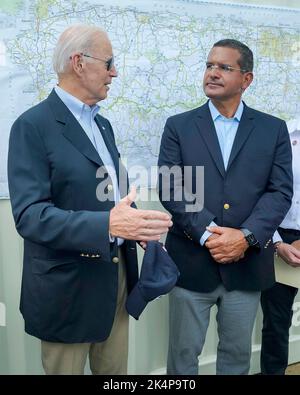 Ponce, Usa. 03. Oktober 2022. US-Präsident Joe Biden spricht mit dem Gouverneur von Puerto Rico, Pedro Pierluisi, rechts, während einer Unterrichtung über Nothilfebemühungen nach dem Unwetter Fiona, 3. Oktober 2022, in Ponce, Puerto Rico. Bild: Adam Schultz/White House Photo/Alamy Live News Stockfoto