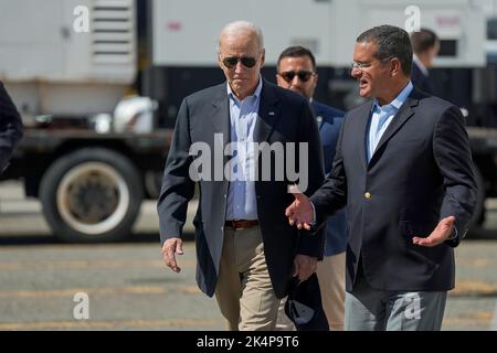 Ponce, Usa. 03. Oktober 2022. Der US-Präsident Joe Biden wird vom Gouverneur von Puerto Rico, Pedro Pierluisi, rechts, über die Nothilfebemühungen nach dem 3. Oktober 2022 in Ponce, Puerto Rico, unterrichtet. Bild: Adam Schultz/White House Photo/Alamy Live News Stockfoto