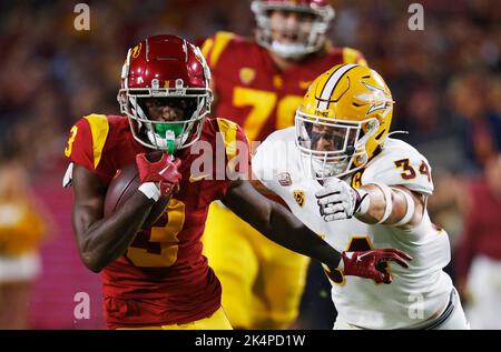 01. Oktober 2022 USC Trojans Wide Receiver Jordan Addison #3 trägt den Ball als Arizona State Sun Devils Linebacker Kyle Soelle #34 versucht, während des NCAA-Fußballspiels zwischen den Arizona State Sun Devils und den USC Trojans im Los Angeles Coliseum in Los Angeles, Kalifornien, das Tackle zu machen. Obligatorischer Bildnachweis: Charles Baus/CSM Stockfoto
