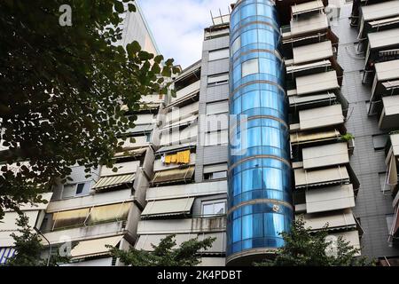 Fragment des modernen Gebäudes in Tirana, Albanien. Moderne südeuropäische Architektur. Architektur des Balkans. Blaue Glaswand des Morden-Gebäudes. Los Stockfoto