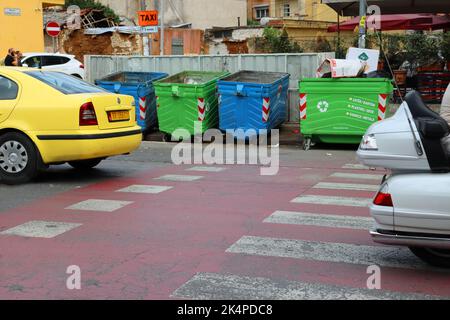 Tirana, Albanien - September 1. 2022: Abfallsortierung in Tirana, Albanien. Grüne und blaue Müllcontainer auf den Straßen von Tirana, Albanien. Farbenfroh Stockfoto