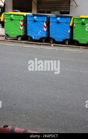 Tirana, Albanien - September 1. 2022: Abfallsortierung in Tirana, Albanien. Grüne und blaue Müllcontainer auf den Straßen von Tirana, Albanien. Farbenfroh Stockfoto