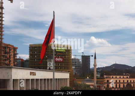 Tirana, Albanien - 1. 2022. September: Schöner Abendblick auf die Nationaloper, die Ethem-Bey-Moschee, den Uhrturm, das Landwirtschaftsministerium und Rur Stockfoto