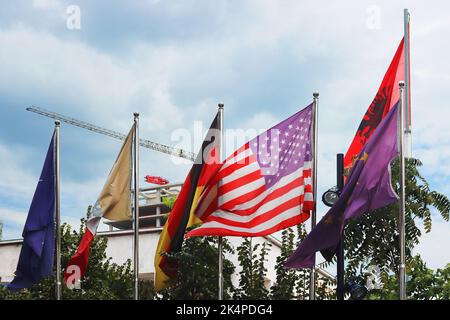 Tirana, Albanien - September 1. 2022: Flaggen Albaniens, Deutschlands, der USA, der Europäischen Union, der UNESCO auf dem Skanderbeg-Platz (Albanisch: Sheshi Skënderbej) wa Stockfoto