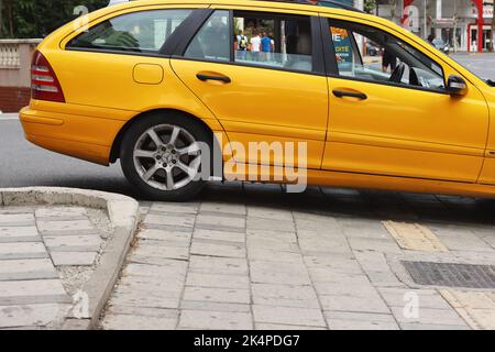 Tirana, Albanien - September 1. 2022: Gelbes Taxi auf der Straße von Tirana, Albanien. Albanische Taxi im Zentrum von Tirana. Urbane Szene, Gruppe von Stockfoto