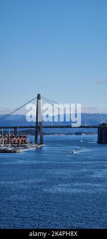 Eine vertikale Aufnahme der Stavanger Stadtbrücke in Stavanger, Norwegen, die eine Meerenge unter blauem Himmel überquert Stockfoto
