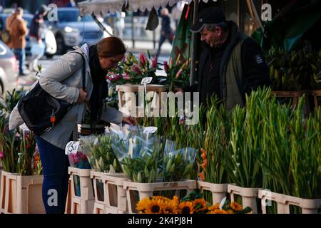Warschau, Polen. 03. Oktober 2022. Am 03. Oktober 2022 wird eine Frau auf einem Markt im Freien in Warschau, Polen, Blumen kaufen sehen. (Foto von Jaap Arriens/Sipa USA) Quelle: SIPA USA/Alamy Live News Stockfoto