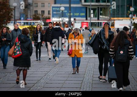 Warschau, Polen. 03. Oktober 2022. Eine Frau wird gesehen, wie sie am 03. Oktober 2022 in Warschau, Polen, eine Brieftasche öffnet. (Foto von Jaap Arriens/Sipa USA) Quelle: SIPA USA/Alamy Live News Stockfoto