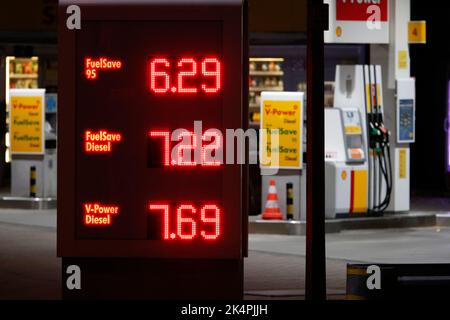 Warschau, Polen. 03. Oktober 2022. Eine Shell-Tankstelle mit angekündigten Kraftstoffpreisen wird am 03. Oktober 2022 in Warschau, Polen, angezeigt. (Foto von Jaap Arriens/Sipa USA) Quelle: SIPA USA/Alamy Live News Stockfoto