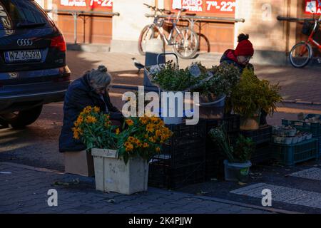 Warschau, Polen. 03. Oktober 2022. Eine ältere Frau wird am 03. Oktober 2022 auf einem Markt im Freien in Warschau, Polen, Blumen verkaufen sehen. (Foto von Jaap Arriens/Sipa USA) Quelle: SIPA USA/Alamy Live News Stockfoto