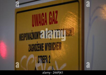 Warschau, Polen. 03. Oktober 2022. Am 03. Oktober 2022 ist in Warschau, Polen, ein Schild mit der Aufschrift „Caution Gas“ zu sehen. (Foto von Jaap Arriens/Sipa USA) Quelle: SIPA USA/Alamy Live News Stockfoto