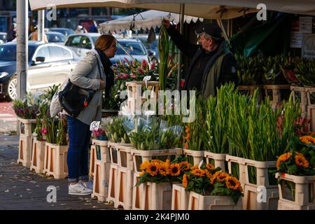 Warschau, Polen. 03. Oktober 2022. Am 03. Oktober 2022 wird eine Frau auf einem Markt im Freien in Warschau, Polen, Blumen kaufen sehen. (Foto von Jaap Arriens/Sipa USA) Quelle: SIPA USA/Alamy Live News Stockfoto