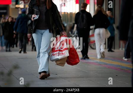 Warschau, Polen. 03. Oktober 2022. Eine Frau mit Einkaufstaschen läuft am 03. Oktober 2022 in Warschau, Polen. (Foto von Jaap Arriens/Sipa USA) Quelle: SIPA USA/Alamy Live News Stockfoto