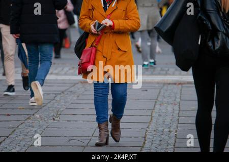 Warschau, Polen. 03. Oktober 2022. Eine Frau wird gesehen, wie sie am 03. Oktober 2022 in Warschau, Polen, eine Brieftasche öffnet. (Foto von Jaap Arriens/Sipa USA) Quelle: SIPA USA/Alamy Live News Stockfoto