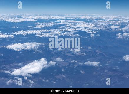 Panorama schneebedeckten hohen Bergen . Winter Luftaufnahme der Berge . Flug über den Grat Stockfoto