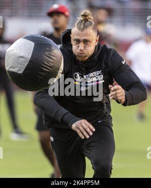 Santa Clara, Usa. 03. Oktober 2022. San Francisco 49ers Tight End George Kittle wärmt sich mit einem Medizinball auf, um am Montag, den 3. Oktober 2022, im Levi's Stadium in Santa Clara, Kalifornien, die Los Angeles Rams zu spielen. Foto von Terry Schmitt/UPI Credit: UPI/Alamy Live News Stockfoto