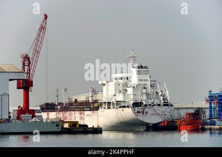 Am 2022. August wurde das Tankschiff in PAL Surabaya, Indonesien angedockt und repariert Stockfoto