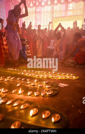 Jamshedpur, Indien. 03. Oktober 2022. Hinduistische Anhänger führen die Rituale Sandhi Puja (Aarti) während des Durga Puja Festivals in Jharkhand durch. (Foto von Rohit Shaw/Pacific Press) Quelle: Pacific Press Media Production Corp./Alamy Live News Stockfoto