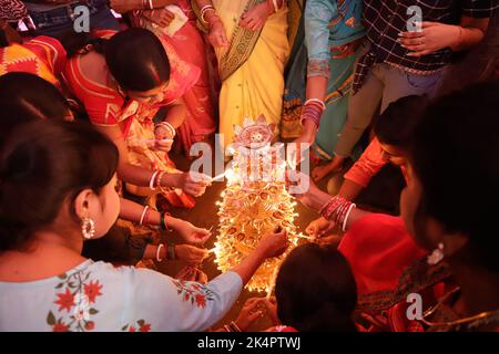 Jamshedpur, Indien. 03. Oktober 2022. Hinduistische Anhänger führen die Rituale Sandhi Puja (Aarti) während des Durga Puja Festivals in Jharkhand durch. (Foto von Rohit Shaw/Pacific Press) Quelle: Pacific Press Media Production Corp./Alamy Live News Stockfoto