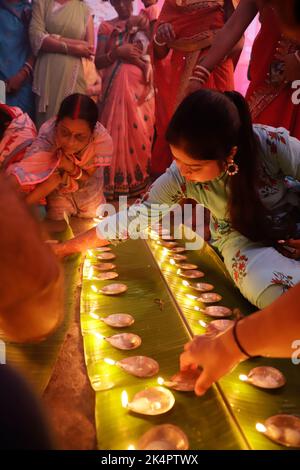 Jamshedpur, Indien. 03. Oktober 2022. Hinduistische Anhänger führen die Rituale Sandhi Puja (Aarti) während des Durga Puja Festivals in Jharkhand durch. (Foto von Rohit Shaw/Pacific Press) Quelle: Pacific Press Media Production Corp./Alamy Live News Stockfoto