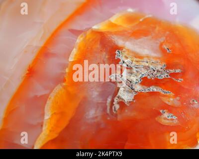 Makroaufnahme eines großen Karneol-Kristallherzens Stockfoto