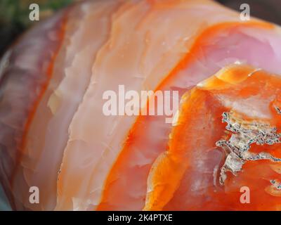 Makroaufnahme eines großen Karneol-Kristallherzens Stockfoto