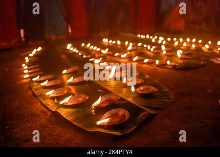 Jamshedpur, Indien. 03. Oktober 2022. Hinduistische Anhänger führen die Rituale Sandhi Puja (Aarti) während des Durga Puja Festivals in Jharkhand durch. (Foto von Rohit Shaw/Pacific Press) Quelle: Pacific Press Media Production Corp./Alamy Live News Stockfoto