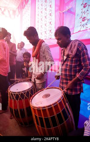 Jamshedpur, Indien. 03. Oktober 2022. Hinduistische Anhänger führen die Rituale Sandhi Puja (Aarti) während des Durga Puja Festivals in Jharkhand durch. (Foto von Rohit Shaw/Pacific Press) Quelle: Pacific Press Media Production Corp./Alamy Live News Stockfoto