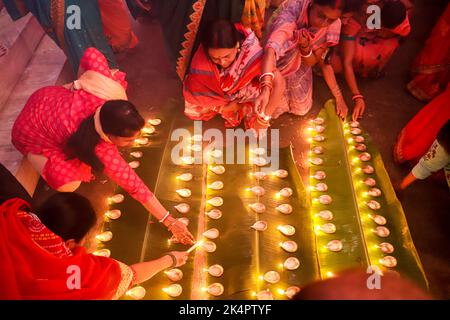 Jamshedpur, Indien. 03. Oktober 2022. Hinduistische Anhänger führen die Rituale Sandhi Puja (Aarti) während des Durga Puja Festivals in Jharkhand durch. (Foto von Rohit Shaw/Pacific Press) Quelle: Pacific Press Media Production Corp./Alamy Live News Stockfoto