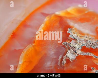 Makroaufnahme eines großen Karneol-Kristallherzens Stockfoto