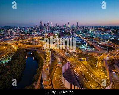 Luftaufnahme der Stadt Brisbane und des Straßenverkehrs in Australien bei Nacht Stockfoto