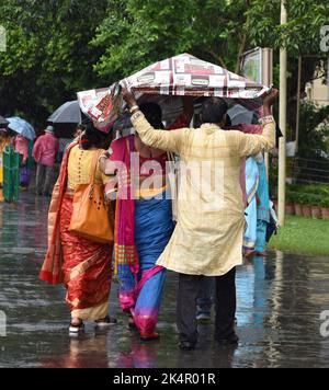 Kalkutta, Westbengalen, Indien. 3. Oktober 2022. Zwei Jahre nach der kovidischen Pandemie war Belur Math am Morgen von Mahashtami wieder in einem vertrauten Rhythmus. An diesem Tag strömten, wie jedes Jahr am Morgen von Ashtami, eifrige Anhänger nach Belur Math für '' Kumari Puja''. Swami Vivekananda begann dies im Jahr 1901. Seitdem wird jedes Jahr ''Kumari Puja'' gefeiert. (Bild: © Sayantan Chakraborty/Pacific Press via ZUMA Press Wire) Stockfoto