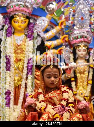 Kalkutta, Westbengalen, Indien. 3. Oktober 2022. Zwei Jahre nach der kovidischen Pandemie war Belur Math am Morgen von Mahashtami wieder in einem vertrauten Rhythmus. An diesem Tag strömten, wie jedes Jahr am Morgen von Ashtami, eifrige Anhänger nach Belur Math für '' Kumari Puja''. Swami Vivekananda begann dies im Jahr 1901. Seitdem wird jedes Jahr ''Kumari Puja'' gefeiert. (Bild: © Sayantan Chakraborty/Pacific Press via ZUMA Press Wire) Stockfoto