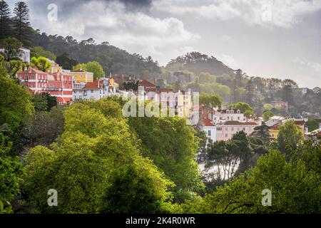 Sintra, Portugal, Häuser auf einem Hügel in einer Frühlingsregen Dusche Stockfoto