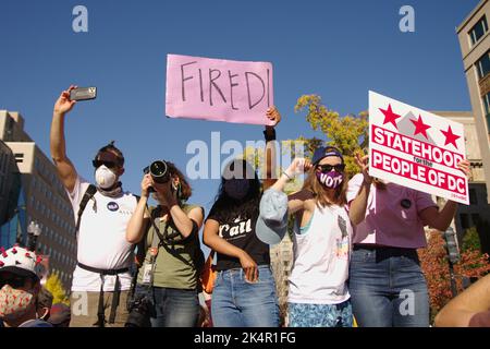 Jubelende Anhänger von Joe Biden feiern am 7. November 2020 in Black Lives Matter Plaza seinen Wahlsieg. Stockfoto