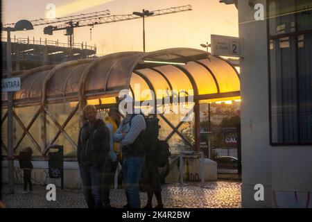 Abendglühen am Bahnhof Cais do Sodré, Lissabon, Portugal Stockfoto