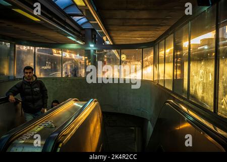 Abendglühen auf einer Rolltreppe, Bahnhof Cais do Sodré, Lissabon, Portugal Stockfoto