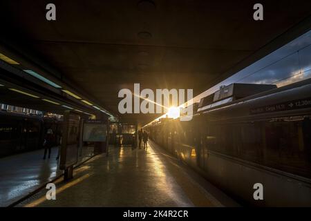 Abendglühen am Bahnhof Cais do Sodré, Lissabon, Portugal Stockfoto