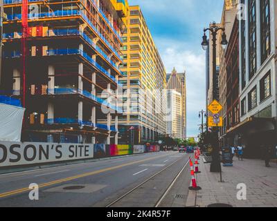 Detroit, Michigan - 10. Sep 2022: Landschaftsansicht der Skyline der Innenstadt von Detroit an der Woodward Avenue. Stockfoto