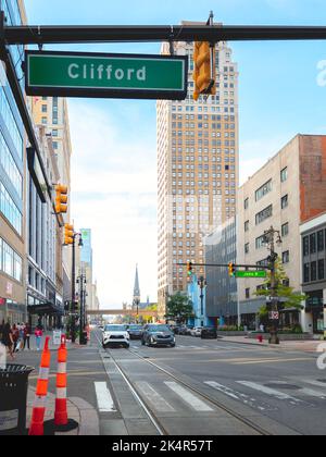 Detroit, Michigan - 10. Sep 2022: Portrait Wide View of Detroit Downtown Skyline at Woodward Avenue and Clifford Street. Stockfoto