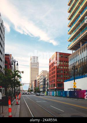 Detroit, Michigan - 10. Sep 2022: Portrait Wide View of Detroit Downtown Skyline at Woodward Avenue. Stockfoto