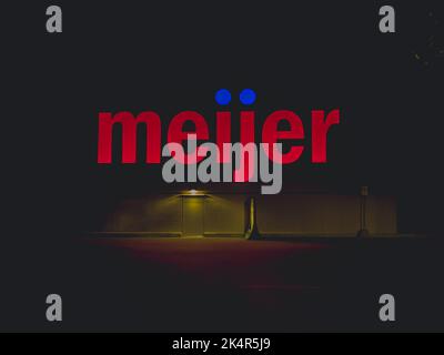 Sterling Heights, Michigan - 9. Sep 2022: Nahaufnahme der Leitseite des Meijer Lebensmittelgeschäftes Logo Signage. Stockfoto