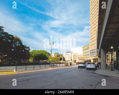 Detroit, Michigan - 10. Sep 2022: Landschaftsansicht der Clifford Street in Downtown Detroit mit Light Traffic. Stockfoto