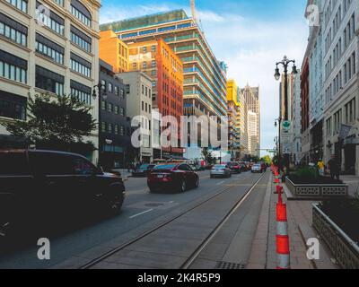 Detroit, Michigan - 10. Sep 2022: Landschaftsansicht der Skyline der Innenstadt von Detroit an der Woodward Avenue. Stockfoto