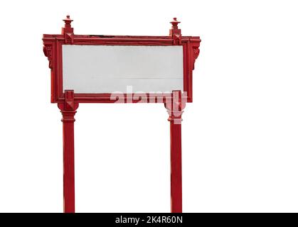 Isoliertes Bild von bemalten hölzernen Schild auf weißem Hintergrund, ein vintage Schild mit dem Wetter Zustand, rissig. Leere hölzerne Schildertafel, Asien Stockfoto