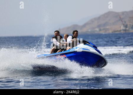 Eilat, Israel - 27. September 2022, Jet Ski im Sommerurlaub. Freizeit auf dem Wasser. Aktive Erholung an einem Sommertag. Jet Ski und Spritzwasser Stockfoto