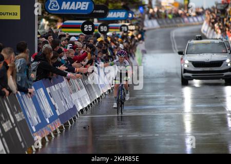 Amanda Spratt aus Australien überquert die Ziellinie am Ende des Straßenrennens der Frauenelite, UCI Road Cycling World Championships 2022. Stockfoto