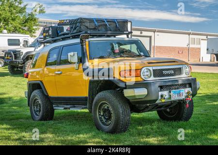 Loveland, CO, USA - 28. August 2022: Toyota FJ Cruiser mit Dachträgern und vielen Off-Road-Upgrades. Stockfoto